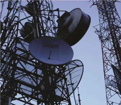 Torres con antenas de microondas