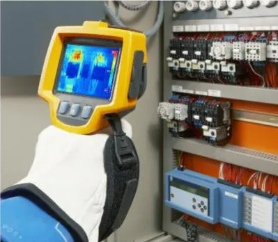 Cámara termográfica inspeccionando un tablero eléctrico