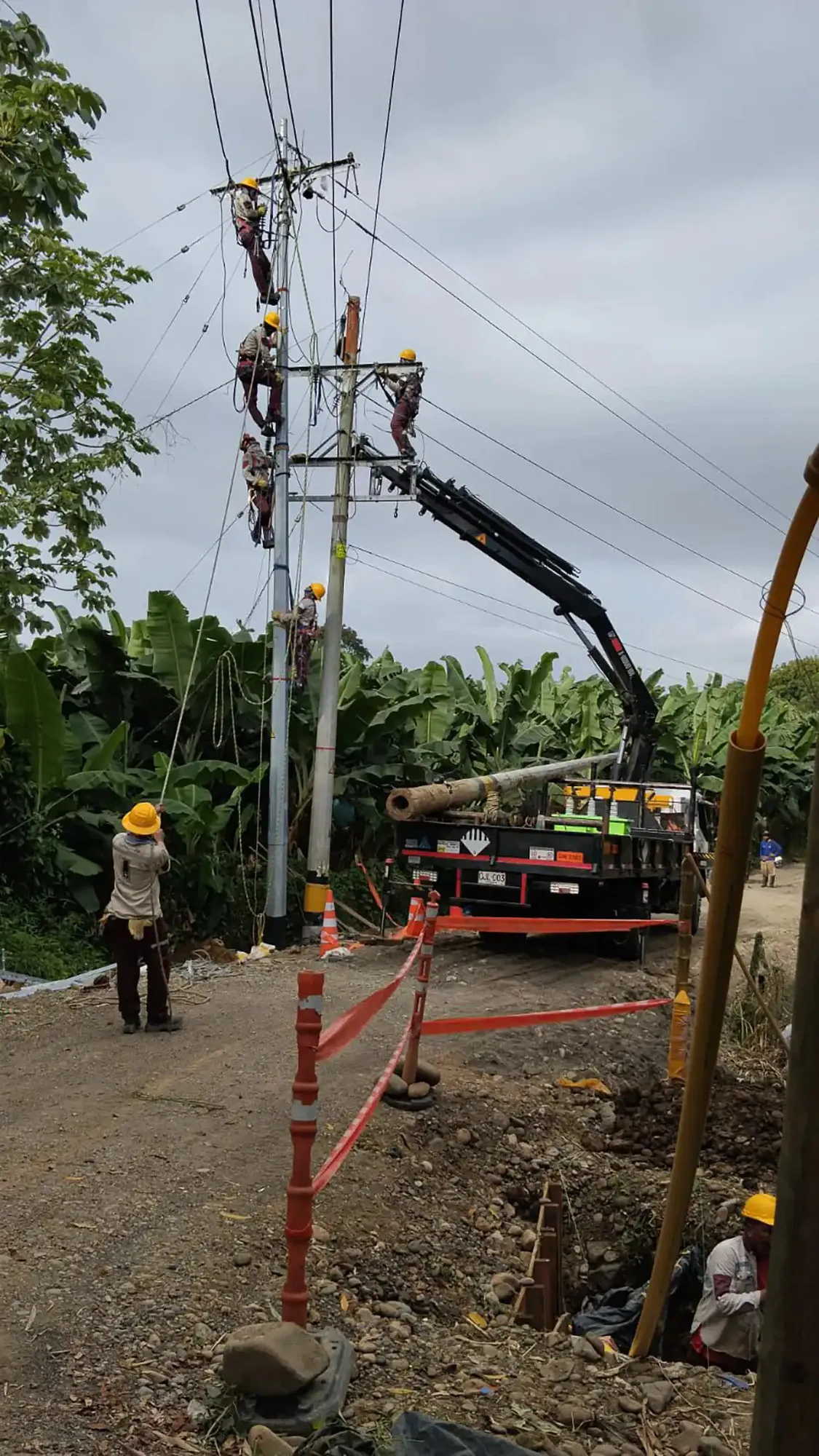 Cuadrilla de Soditeel con camión canasta trabajando en un poste de la red