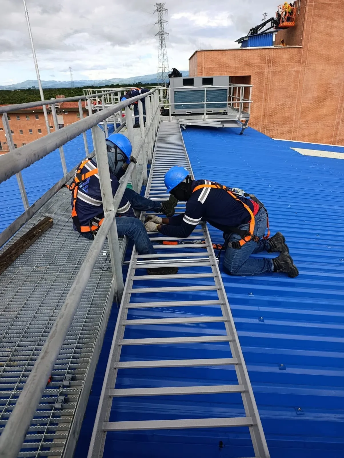 Cuadrilla de Soditeel con arnés instalando una escalera sobre una cubierta