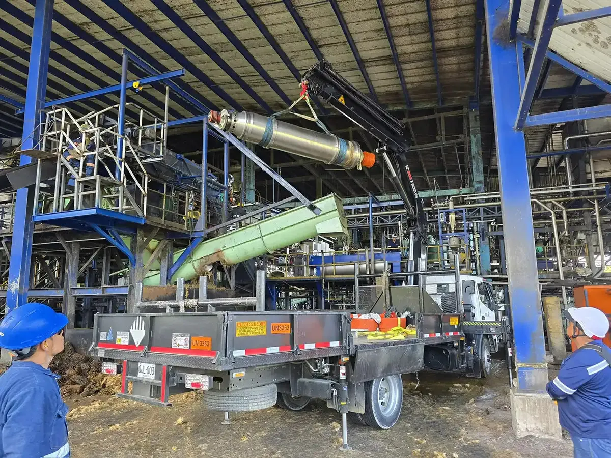 Izaje de equipo electromecánico con camión grúa en una planta industrial