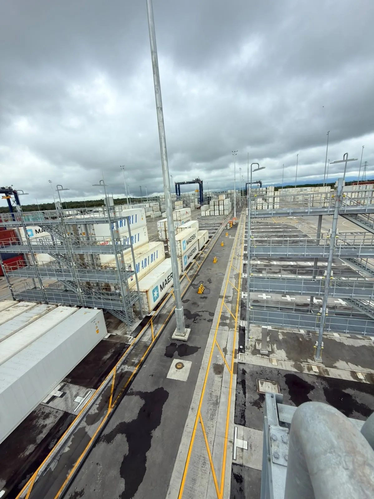 Patio de contenedores refrigerados de Puerto Antioquia visto desde lo alto de sus estructuras