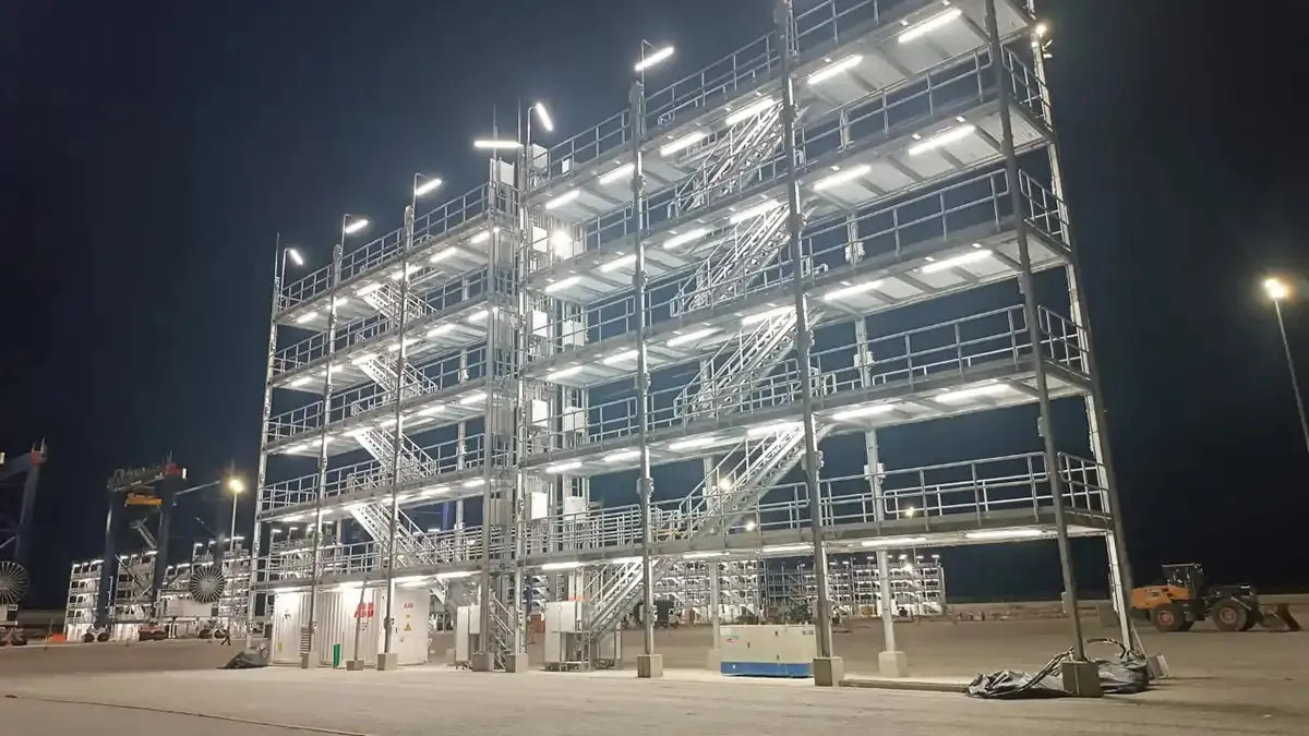 Estructuras para contenedores refrigerados iluminadas de noche en Puerto Antioquia