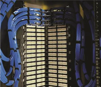 Rack de cableado estructurado con paneles de conexión