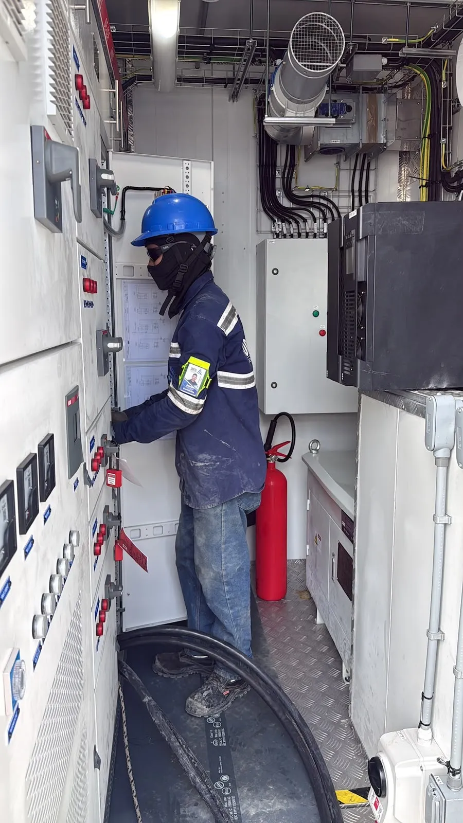 Técnico de Soditeel con equipo de protección operando una celda en una subestación