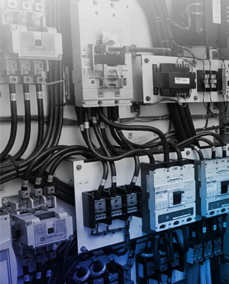 Tablero de potencia con interruptores y cableado