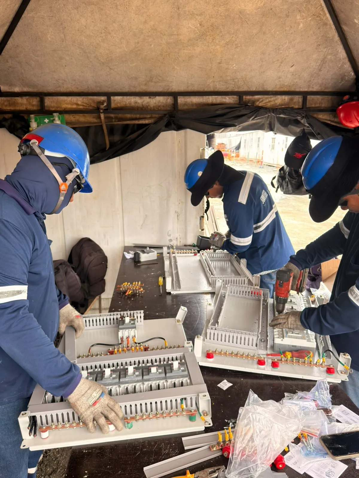 Cuadrilla de Soditeel armando tableros eléctricos en obra