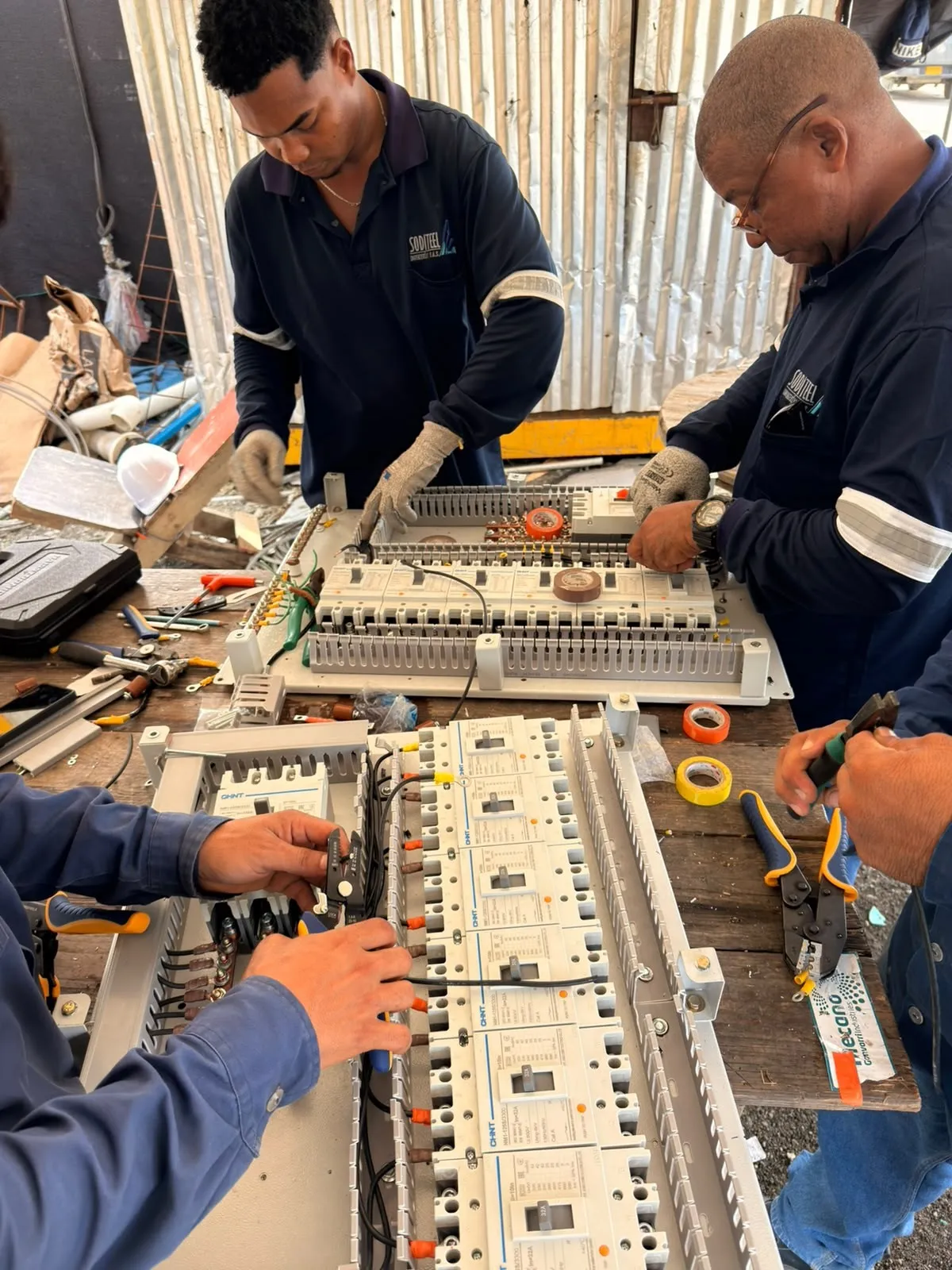 Técnicos de Soditeel armando tableros eléctricos en el taller