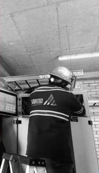 Técnico de Soditeel en escalera revisando un tablero