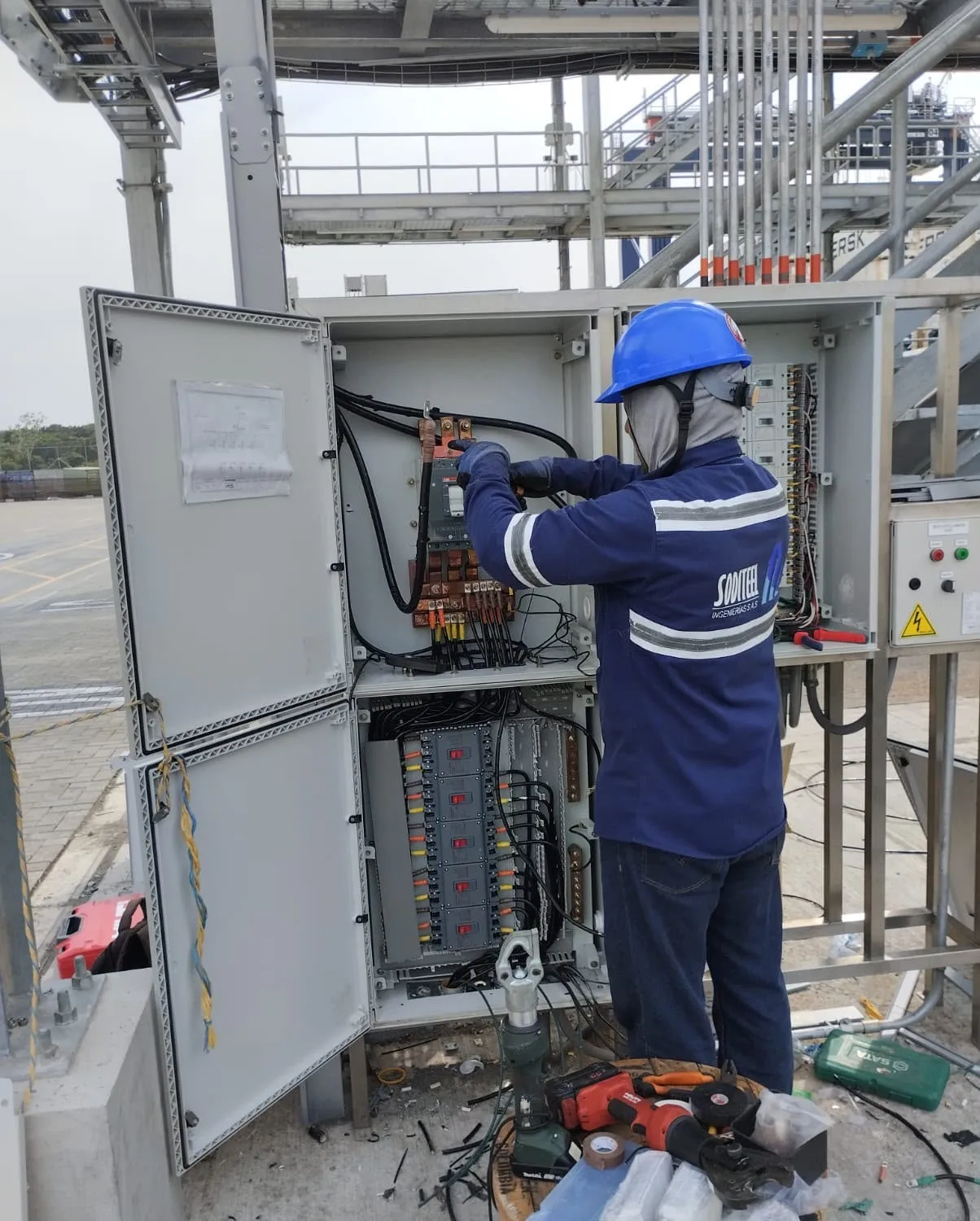 Técnico de Soditeel conectando un tablero eléctrico en Puerto Antioquia