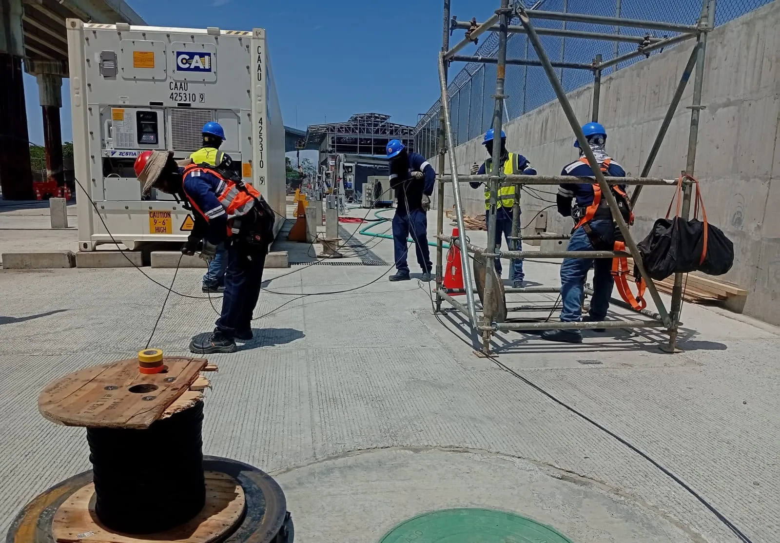 Cuadrilla de Soditeel tendiendo cable en el patio de contenedores refrigerados de Puerto Antioquia